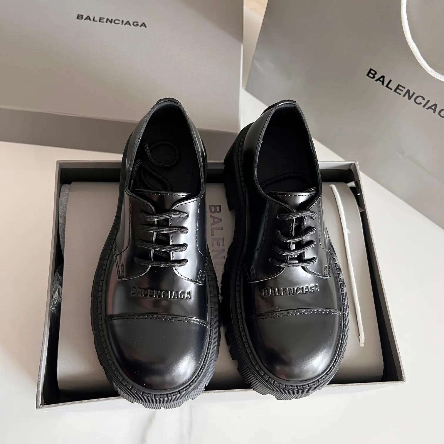 👟👟Ex-factory price 540👟👟 BALENCIAGA# Balenciaga's new big-toe derby shoes TRACTOR big-toe derby shoes loafers👞 Original medium-gloss open-edge beaded cowhide. Restrained and stylish. Matched with the brand logo on the shoe cover. The rhythm of closing your eyes. The lining and feet are made of black silk cowhide. The texture is soft and delicate. The gear-shaped rubber outsole is 5cm higher. Size: 35-40 (customization of 40 pieces is not returnable)